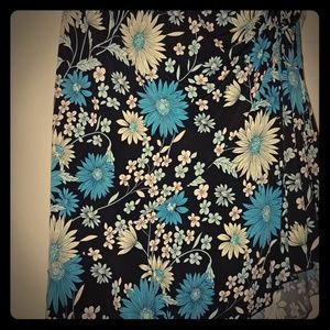 Flowered skirt w/side the